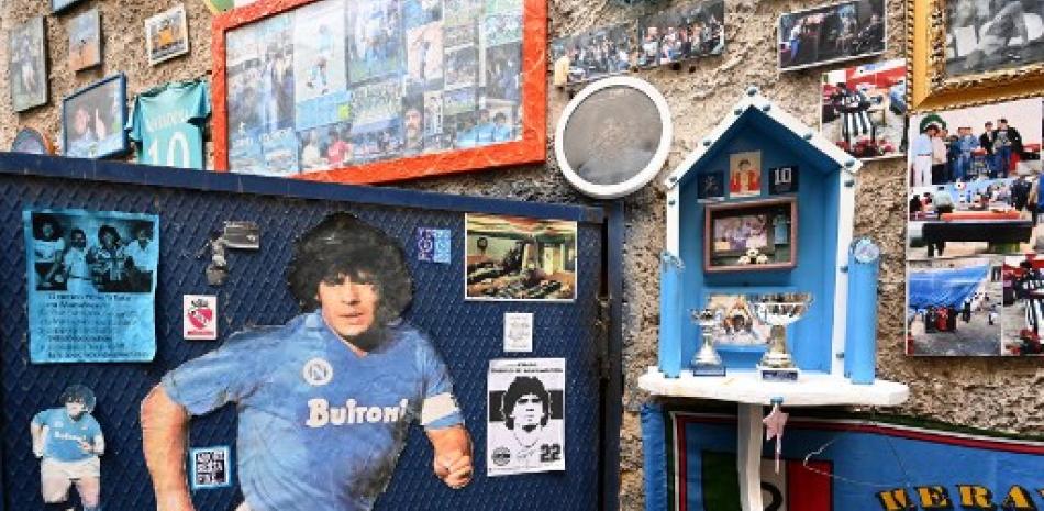 Un altar y parafernalia dedicada a Diego Maradona se muestran en la 'esquina de Maradona' en la parte superior del Quartieri Spagnoli. Alberto Pizzoli/AFP.