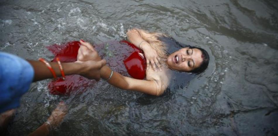 Mujer Nepali mientras toma baño en un río. AFP