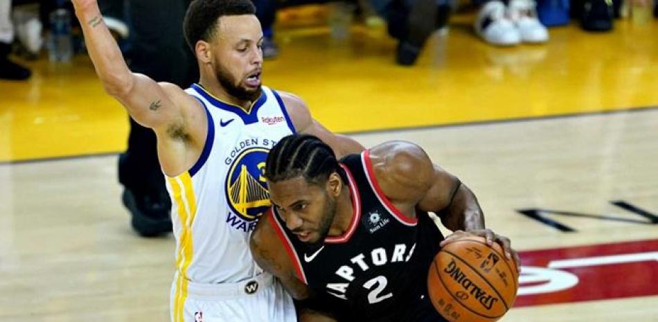 Kawhi Leonard mientras era marcado por Stephen Curry en la final de la NBA en junio pasado.