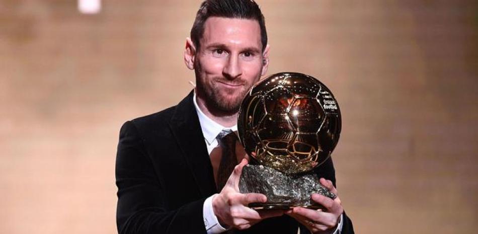 El argentino Lionel Messi muestra su sexto Balón de Oro obtenido en su carrera.