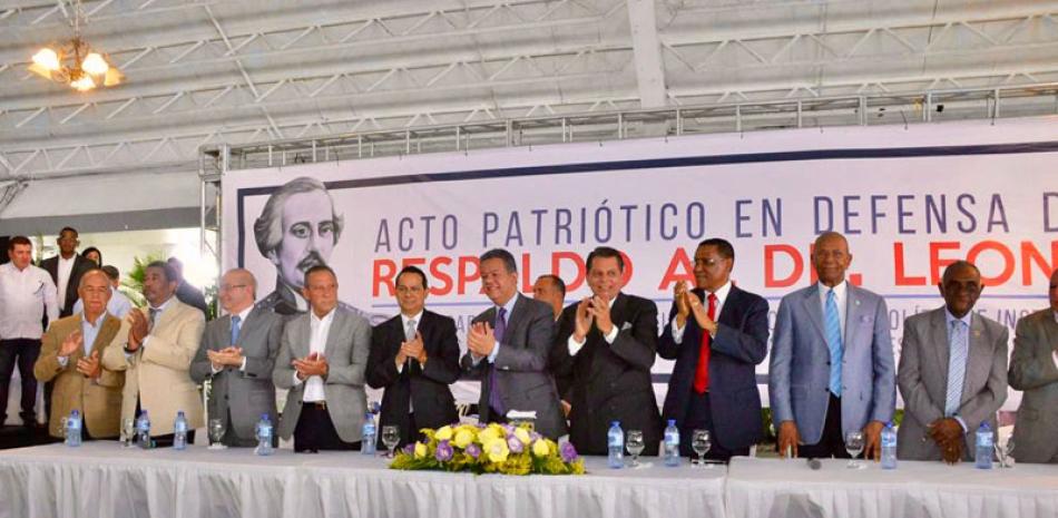 En mayo pasado un grupo de exjefes de la Policía anunció su respaldo a la candidatura presidencial de Leonel. ARCHIVO.