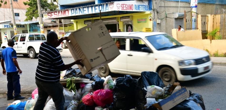 La basura sigue siendo un dolor de cabeza para los habitantes de Santo Domingo Este. ADRIANO ROSARIO/LISTIN DIARIO.