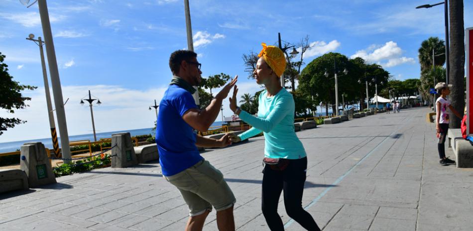 Una pareja baila salsa en el malecón de Santo Domingo. Foto: Adriano Rosario.