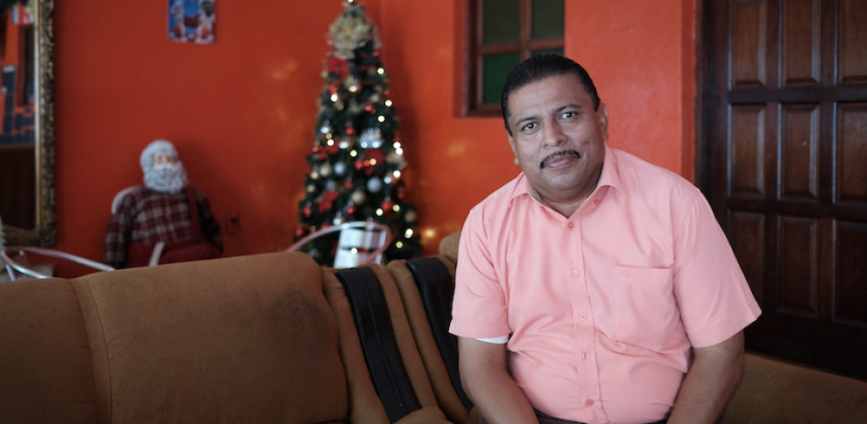 Fotografía del 27 de diciembre de 2019 de Víctor Rosales, el "Santa Claus nica", durante una entrevista con Efe en Managua (Nicaragua).