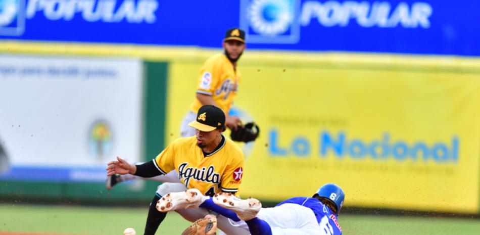 Erick Mejía, del Licey, se desliza a salvo en la segunda base durante el partido entre Tigres y Águilas este domingo.. GLAUCO MOQUETE/ LISTÍN DIARIO.