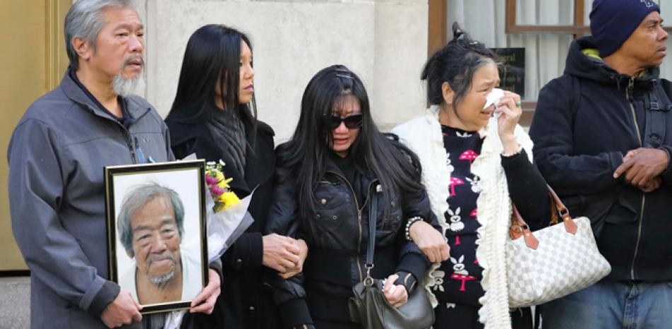 En esta fotografía de archivo del 18 de octubre de 2019, varias personas asisten al funeral de Chuen Kok, de 83 años, un indigente asesinado a palos en la ciudad de Nueva York. AP