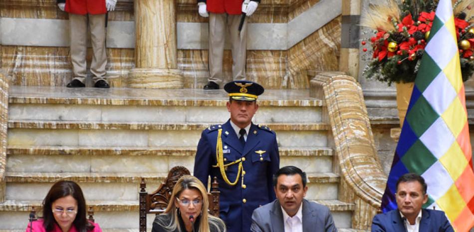 Comparecencia de la presidenta interina de Bolivia, Jeanine Áñez (2-i) junto a la Canciller, Karen Loganric (1-i), el ministro de la Presidencia, Yerko Núñez (2-d) y el ministro de Defensa, Fernando López (1-d), ayer. EFE