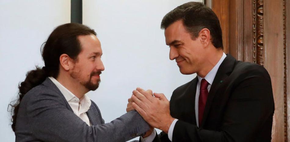 El candidato a la investidura, Pedro Sánchez (d), y el líder de Podemos, Pablo Iglesias (i), estrechan sus manos.EFE