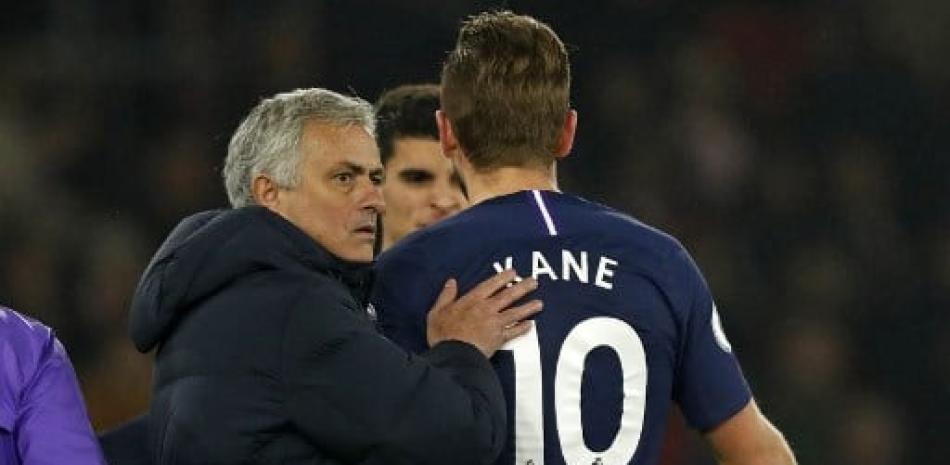 José Mourinho consuela al delantero inglés del Tottenham Hotspur, Harry Kane, cuando abandona el campo después de haber sufrido una lesión durante el partido de la Premier League inglesa entre Southampton y Tottenham en el St. Mary's Stadium. Adrian Dennis/AFP.