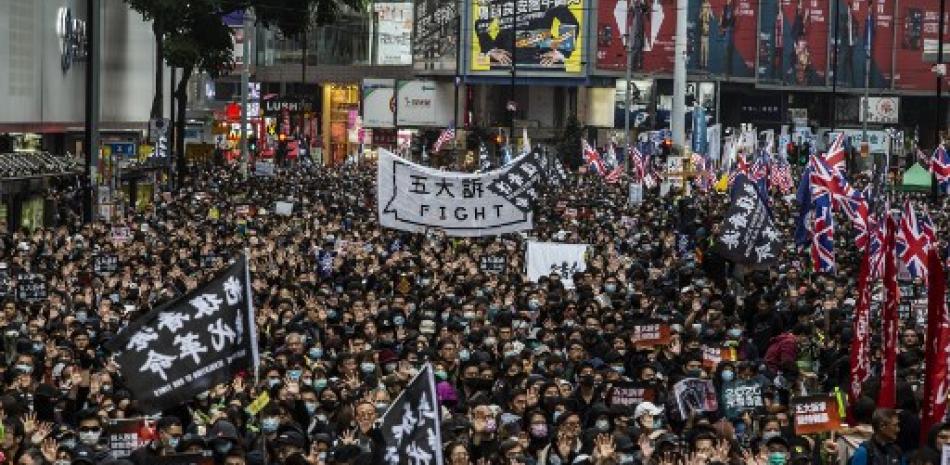Miles participan en una marcha a favor de la democracia en Hong Kong el 1 de enero de 2020. Isaac Lawrence/AFP.