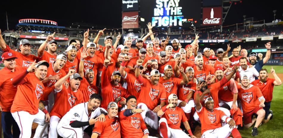 Los Integrantes de los Nacionales festejaron grandemente la conquista de la corona por parte de este equipo, ganándole a los Astros de Houston.