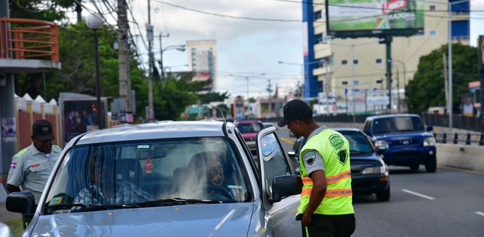 Agentes de la Digesett detienen vehículo en la avenida 27 de febrero. / Foto: Adriano Rosario