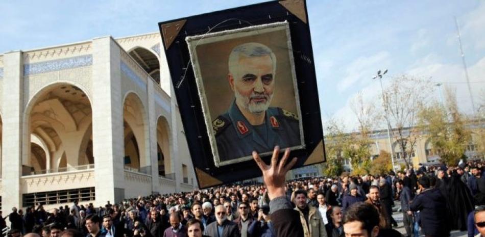 Una persona sostiene un retrato del teniente general del Cuerpo de Guardias Revolucionarios de Irán (IRGC) y comandante de la Fuerza Quds Qasem Soleimani / EFE