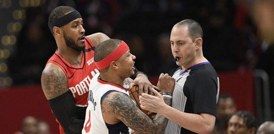 Isaiah Thomas forcejea con Carmelo Anthony y hace contacto con el árbitro./AP