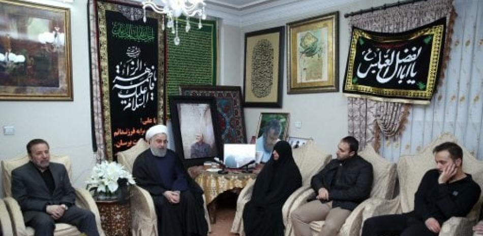 Presidente Irán, Hasan Rohaní, durante su reunión con la familia del general Qasem Soleimaní. Foto: AP.