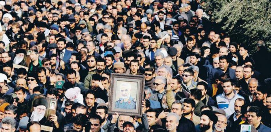 Miles de iraníes salen a las calles para llorar la muerte del comandante de la Fuerza Quds, Qasem oleimani, durante una manifestación anti-estadounidense ayer en Teherán.
