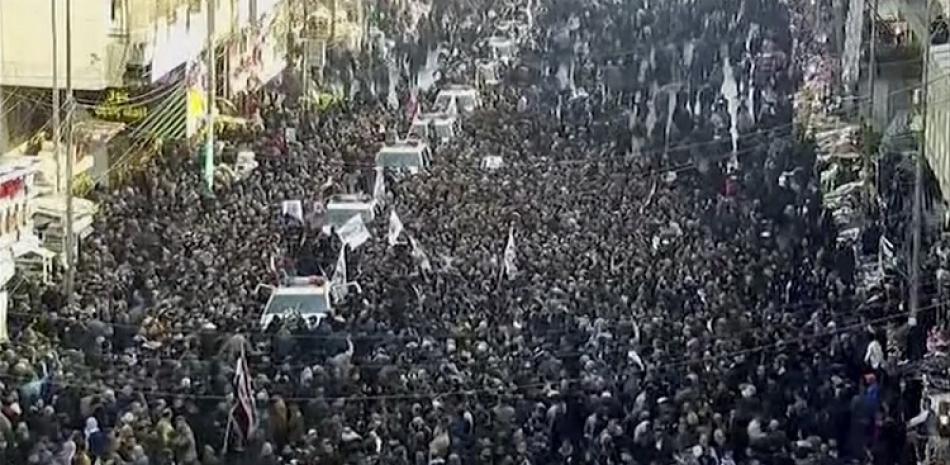 Cortejo funebre de Soleimani. Multitud lo despide en Bagdad. Foto: AP.