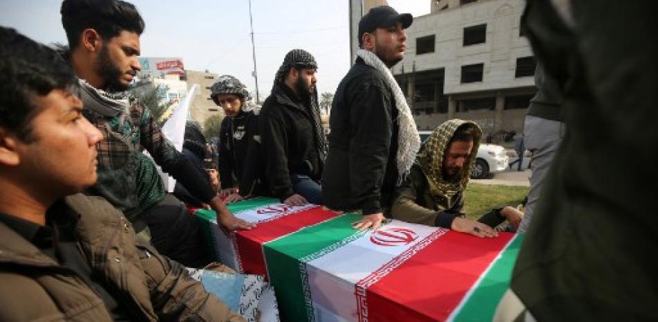 Miles de personas despiden al general iraní muerto. / AFP
