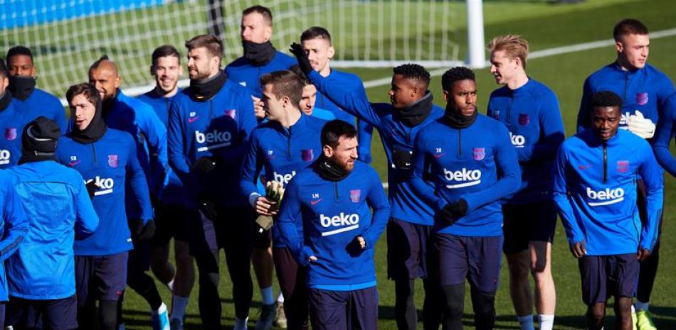 Jugadores del FC Barcelona durante el entrenamiento del día de Reyes. / EFE