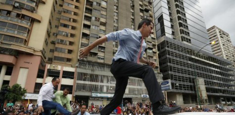 Juan Guaidó durante manifestaciones en Caracas. / AP