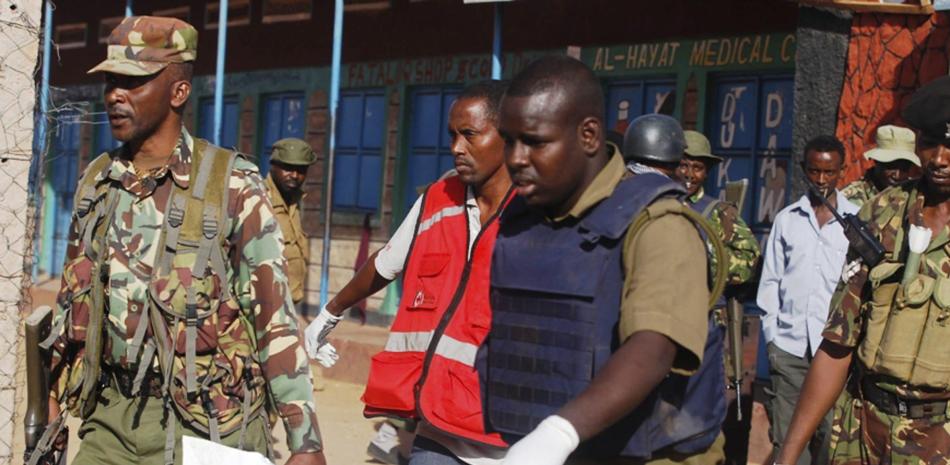 Policías y miembros de la Cruz Roja llevan los cuerpos de las víctimas de un ataque perpetrado por miembros del grupo terrorista Al Shabab en julio del año pasado en Kenia. EFE/Archivo