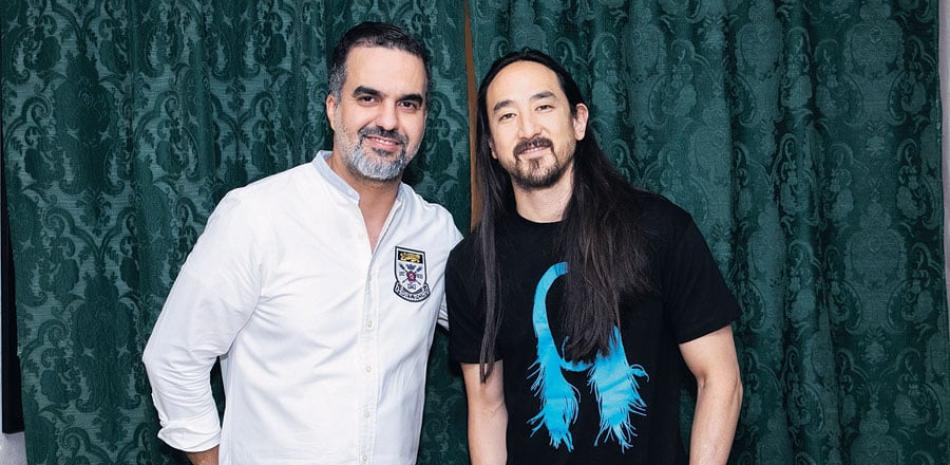 Carlos Graveley, gerente de Promociones de Casa Brugal, con el DJ Steve Aoki.