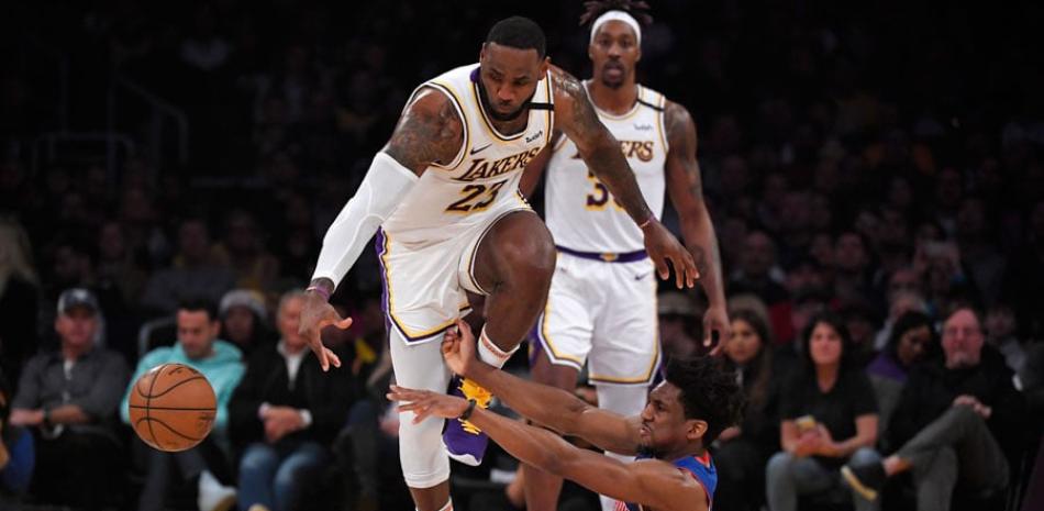 LeBron James, de los Lakers, trata de recuperar el balón ante un pase desde el piso de Langston Galloway, de los Pistons de Detroit . AP