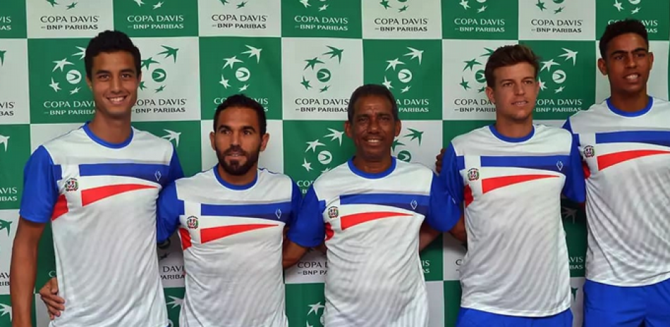 Rafael Moreno, centro, junto al equipo de Copa Davis de República Dominicana que lideró Víctor Estrella, Nick Hardt, Roberto Cid, José Hernández y José Olivares.