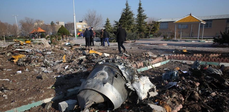 Restos del avión ucraniano que se accidentó en Iran. / AFP