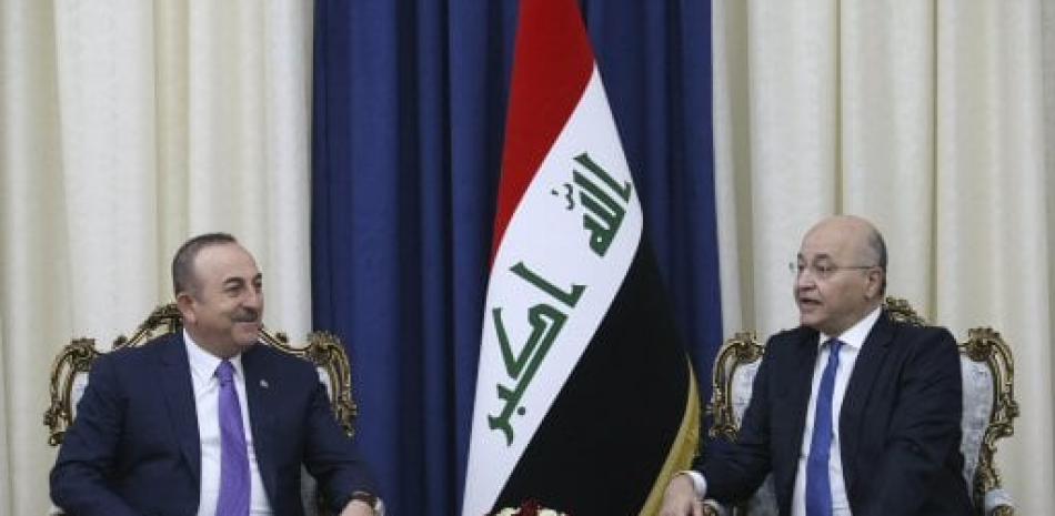 El ministro de Relaciones Exteriores de Turquía, Mevlut Cavusoglu, a la izquierda, y el presidente de Iraq, Barham Salih, hablan durante una reunión en Bagdad, Iraq, el jueves 9 de enero de 2020