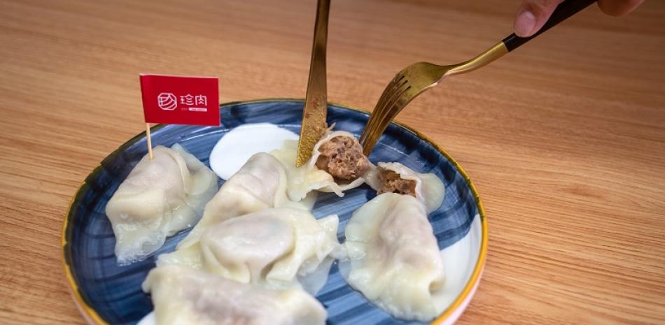 Dumplings hechos con cerdo molido a base de plantas en las oficinas de Zhenmeat, una empresa emergente en Pekín, el 6 de enero de 2019. (Yan Cong/The New York Times)