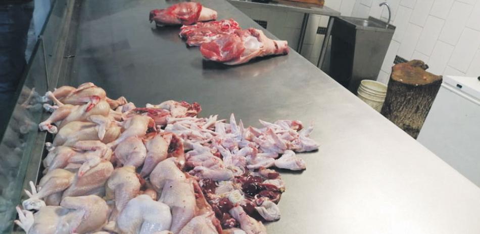 La venta del “pollo caliente” ha descendido, según vendedores ambulantes. VÍCTOR RAMÍREZ/LISTÍN DIARIO