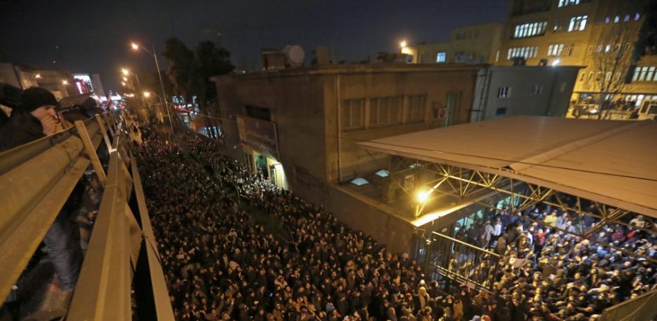 Estudiantes iraníes protestan en Teheran por el derribo de un avión de pasajeros. Agencia AFP.