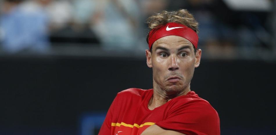El español Rafael Nadal devuelve contra el australiano Alex de Minaur durante su partido por la semifinal de la Copa ATP en Sydney.