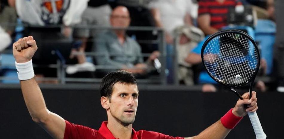 Novak Djokovic celebra su victoria sobre Rafael Nadal durante el partido final del día 10 del torneo de tenis de la Copa ATP en el Ken Rosewall Arena de Sídney, Australia. EFE/Mark Evans.
