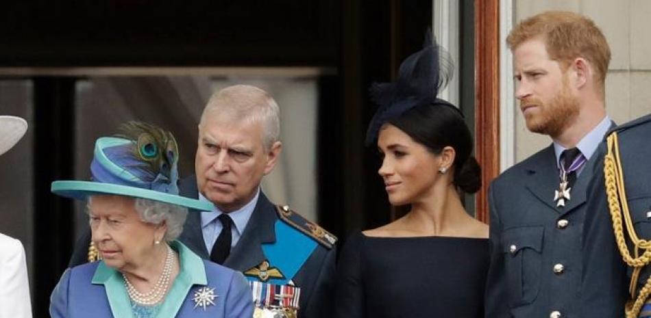 La reina Isabel II, el príncipe Andrés, Meghan, la duquesa de Sussex y el príncipe Harry en el Palacio de Buckingham en Londres. AP/Matt Dunham.