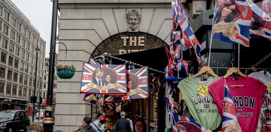 Banderas y bolsas con las imágenes de Meghan Markle y del príncipe Harry en un puesto junto al hotel Ritz en Piccadilly, Londres, el 16 de mayo de 2018. (Andrew Testa/The New York Times)