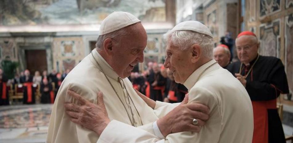 Foto de archivo de los papas Francisco y Benedicto XVI