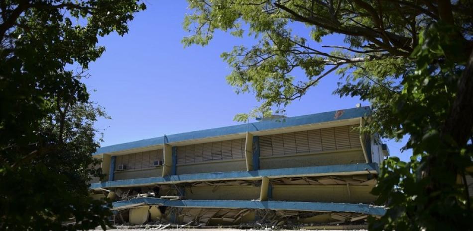 La escuela pública Adripina Seda se ve parcialmente derruida tras un sismo en Guánica, Puerto Rico, el martes 7 de enero de 2020./ AP