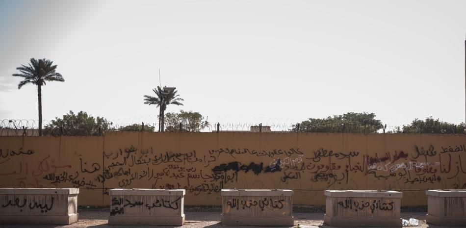 Grafitis en las paredes que rodean a la embajada de Estados Unidos en Bagdad, el jueves 9 de enero de 2020. (Foto Sergey Ponomarev/The New York Times)