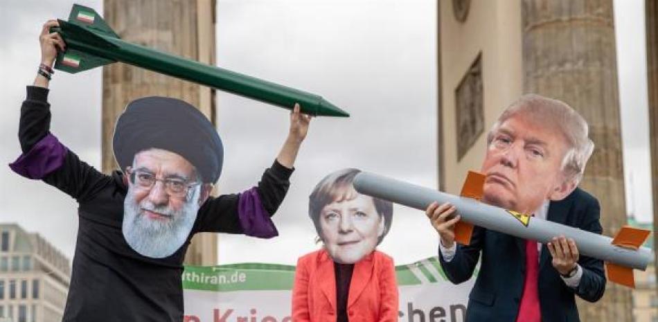 Activistas anti guerra se burlan de los misiles nucleares utilizando caretas de Trump, Merkel y Khamenei. / EFE