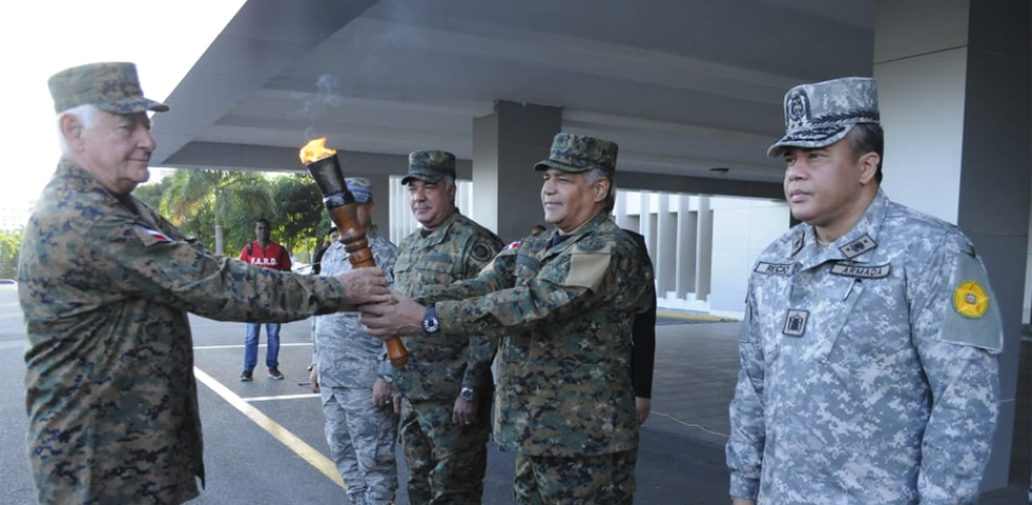 El ministro de Defensa, Paulino Sem, recibe la antorcha de los Juegos Militares de parte del coronel Kalil Haché.