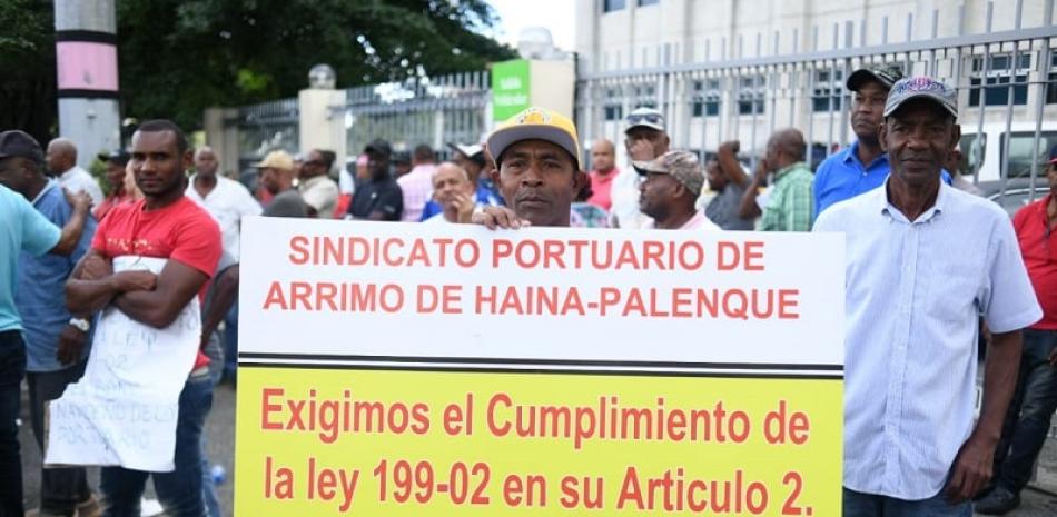 Parte de los protestante ubicado frente al Ministerio de Hacienda. Foto: Raul Asencio