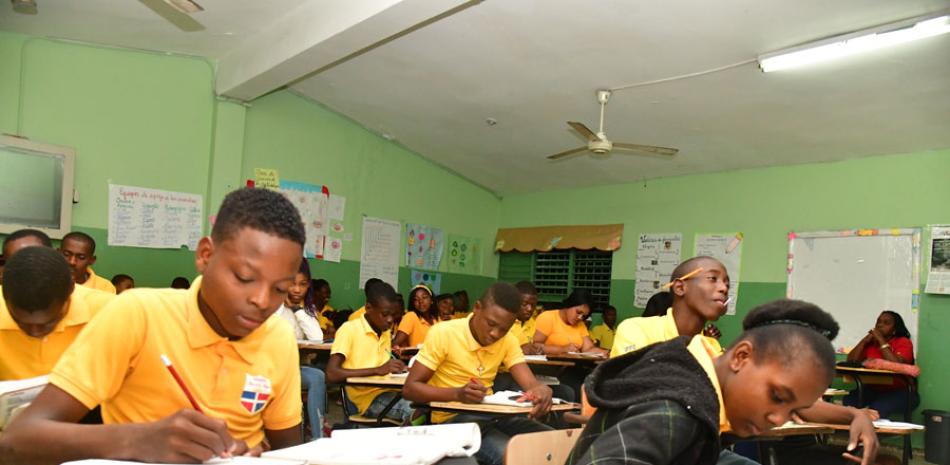 Estudiantes haitianos reciben docencia en la Escuela Primaria Intermedia Patria Mella. JOSÉ A. MALDONADO/LD
