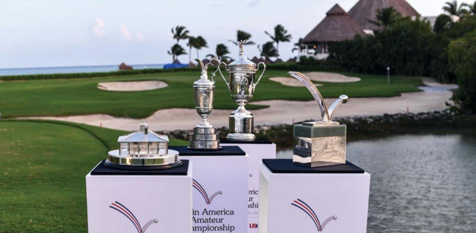 Los trofeos de los organizadores son exhibidos cada año en el LAAC. Desde la izquierda el del Masters, The Open Championship, U.S. Open y LAAC. (Foto: Enrique Berardi)