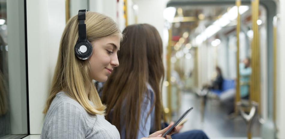 El uso constante de audífonos entre los jóvenes causa traumas acústicos. ISTOCK