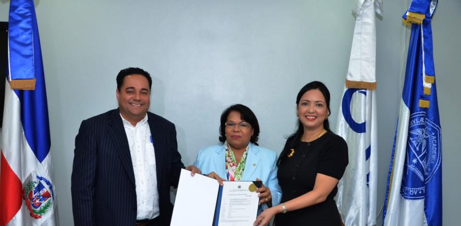 Emma Polanco Melo, rectora de la academia estatal recibió el documento de manos de la Oficina Nacional de Propiedad Intelectual (Onapi). Foto: Onapi.