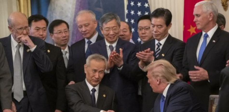 El presidente Donald J. Trump, derecha, y el viceprimer ministro chino Liu He, en la Sala Este de la Casa Blanca. EFE