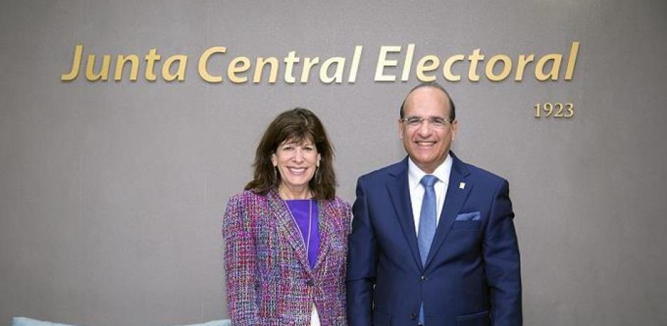 Foto de archivo de la embajadora Robin Bernstein con el presidente d ela JCE, Julio César Castaños Guzmán.