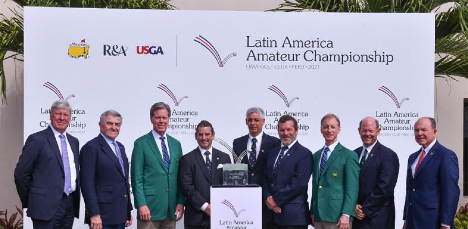 Los Fundadores del torneo junto a los delegados del Lima Golf Club, tras el anuncio de la sede 2021 del LAAC.